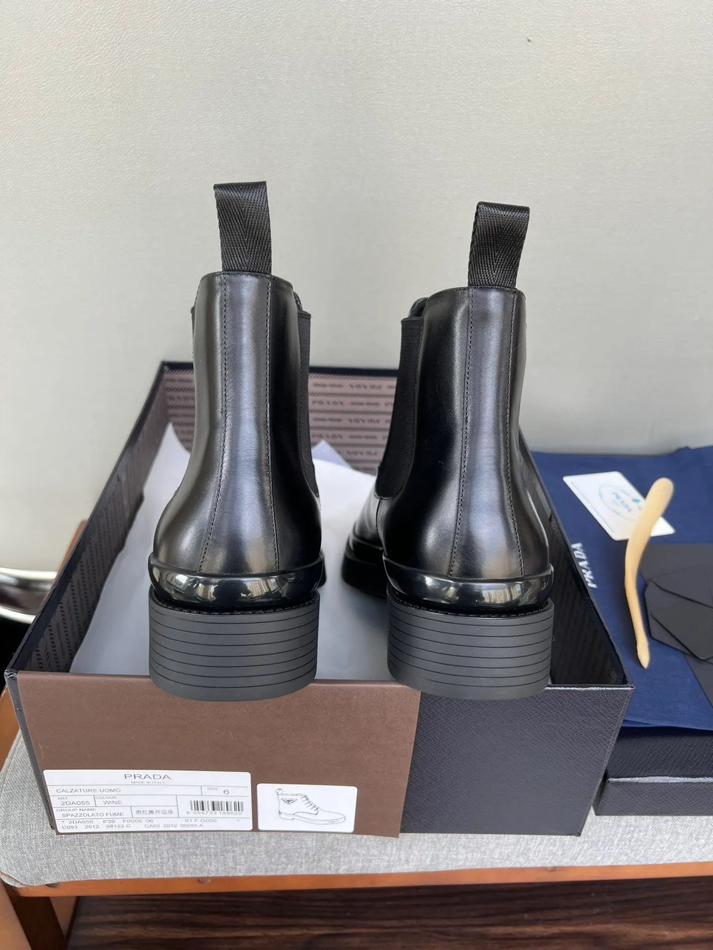 Batch of 1000💰Exclusive hot-selling new Prada Chelsea thick-soled men's shoes, naked boots, imported calf leather on the surface, cow leather on the lining, the outsole is made of private model TPU material, the frosted effect is consistent with the original version, 39-44 in stock (38, 45 custom-made, non-refundable)